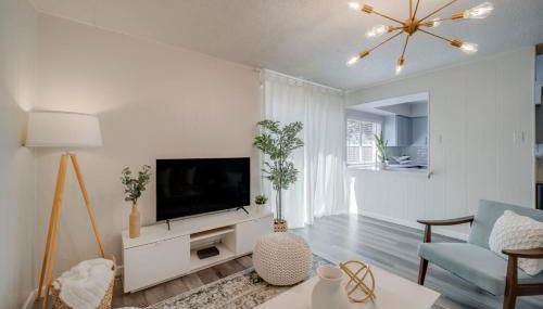 Stunning 4BR 2BA Hot Tub Cozy Holiday Home in Plano - Photo 5