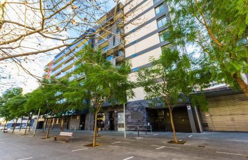 Quiet modern 2 bed apartment with Balcony, Pool and Free Parking - Foto 30