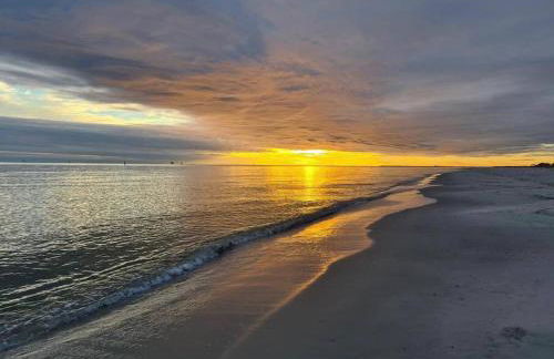 Pet Friendly Tranquil Cottage with Fire-Pit & Hot Tub Minutes to BEACHES - Foto 58