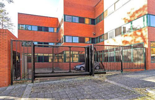 PRIME City Centre Location, THE JUKE BOX SUITE, Secure Gated FREE Parking Space, Unique STYLISH Apartment, AIR CONDITIONING & Two Bathrooms - Photo 10