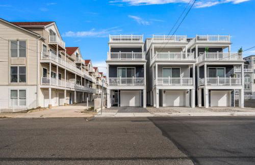 Beach House Steps away from the Boardwalk and Beach with Ocean Views in Seaside Heights! - Foto 44
