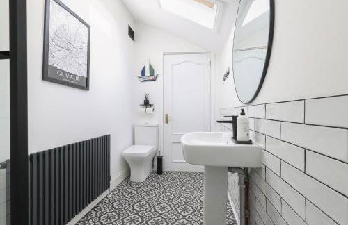 Extravagant 6 Bed Victorian Townhouse with Hot Tub - Photo 31