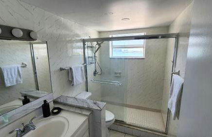 Bayfront Apartment Breathtaking Views- one bedroom w balcony- living room -Free Parking - Foto 11