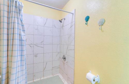 Walk to Gulf Surfside Beach Home with Deck - Photo 23