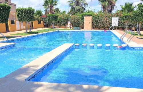 Beautiful 3 Bed Townhouse with landscaped communal pool area - Foto 1