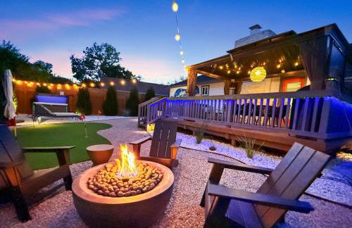 Modern 3BR Retreat with Fun Yard, Mini-Golf, Hot Tub & BBQ Dining Deck - Foto 1
