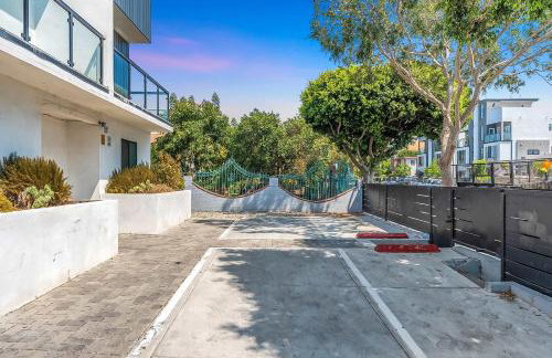 Luxury Townhome with Gated Parking and Private Balcony - Foto 27
