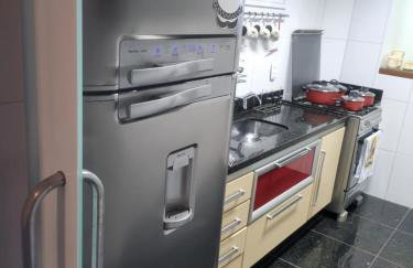 Apartamento Frente para o Mar - Varandão com Blindex - Vista para o Mar - 1 Suite e mais 2 Quartos-Ar Condicionado - 2 Vagas - BEIRA MAR - 70 metros da Praia ,TVS SMART GERAL -WI-FI -DISNEY PLUS- PORT 24 HORAS-KIT PRAIA-ROUPA DE CAMA 2 XCASAIS - Foto 11