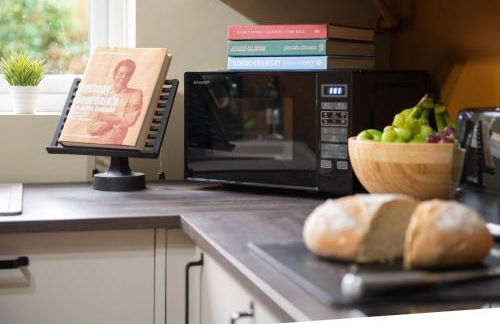 Central 3-Bedroom House Sleeps 5 with Parking - Foto 28