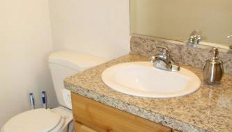 3 queen beds, 1 twin bed, 2 rooms, 1 and a half bath, self check-in, flexcation equipped - Foto 4