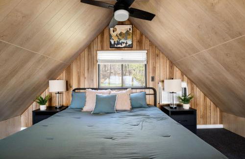 Lofted chalet cabin w hot tub fire pit & views - Foto 19