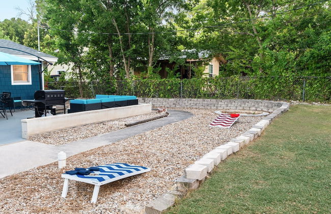 Upstay - Bungalow w Games Golf Fire and Patio - Photo 5