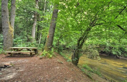K6 Lodge Gather around the firepit soak in the hot tub and splash in the creek - Foto 5
