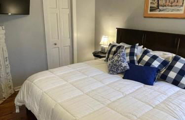 HISTORIC DOWNTOWN KING BED COTTAGE- PARKING and PATIO - Foto 30