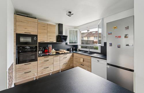 Chic house with a master suite, parking, terrace, and garden - Foto 7