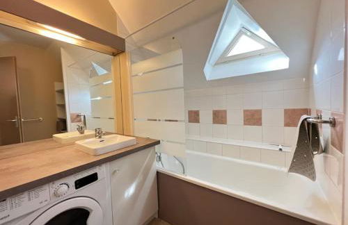 T3 rénové avec balcon, vue montagne et Parking. - Photo 13