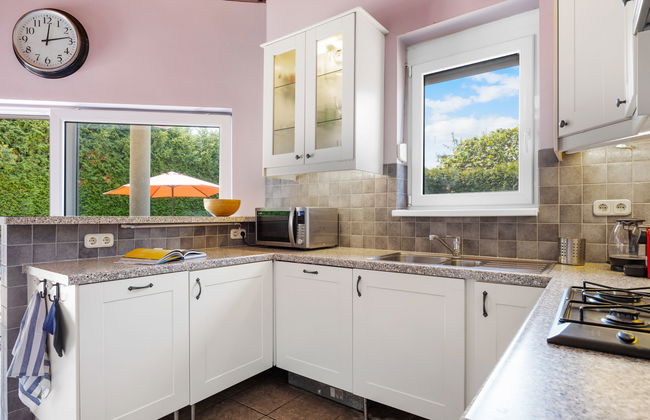 4 bedroom House in Siófok with private pool and garden - Photo 9