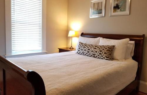 Bright Front Facing Unit - Private Front Farmers Porch - Foto 11