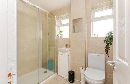 Modern & Spacious 3BR House Bracknell - Berkshire - Photo 29