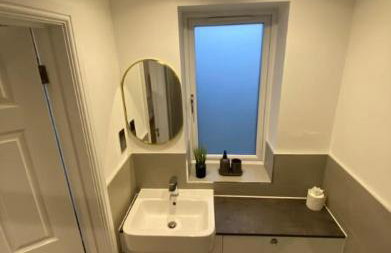 Stylish Detached Studio, Banstead with off street Parking - Photo 16