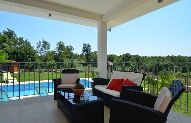 Exquisite Secluded Villa With Pool - Photo 38