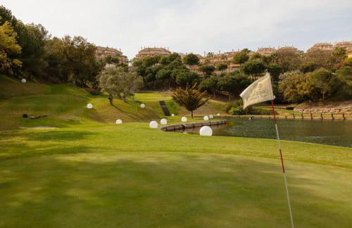 Luxurious frontline golf apartment in Elviria - Photo 64