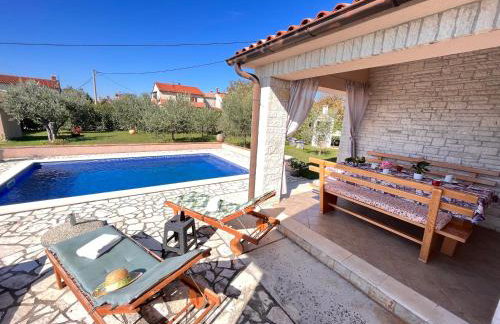 Villa Mirela with a comfortable garden and pool - Foto 11
