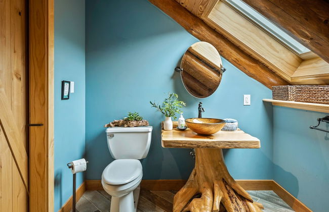 The Bigwood Cabin by Avantstay Hot Tub Firepit Pool Table Private Yard - Photo 37