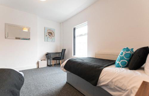 Comfy 2BR Home in Leigh Ideal for Families & Work Stays Sleeps 4 - Photo 13