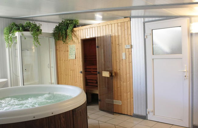 Winenne Home With Hot Tub - Photo 19