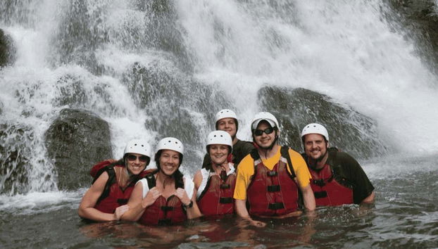 Uma pausa para nadar na cachoeira