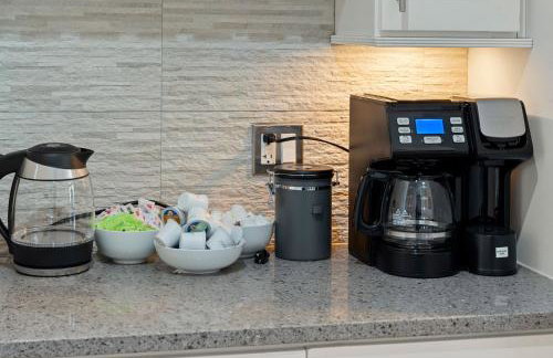 1 Free Parking Gym Balcony Sleeps 10 - Photo 25