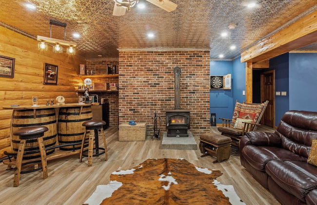 The Bigwood Cabin by Avantstay Hot Tub, Firepit, Pool Table, Private Yard - Photo 24