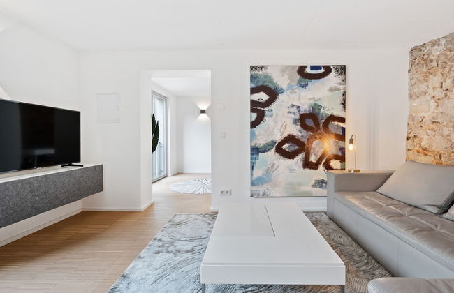 Modern Apt Old Town w Panoramic View ID4 - Photo 15