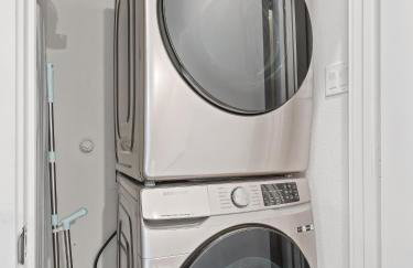 Modern Dallas Townhome with Private Rooftop, City View, Private Parking & Grill - Photo 21