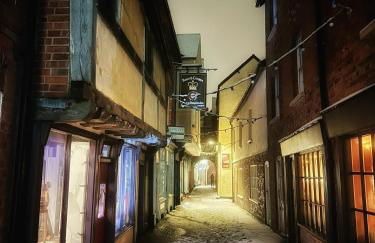 Beautiful stylish 2 bed apartment with free parking - Photo 41