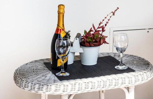 Black & White or Pop Art - Design Apartments with Parking & WiFi - Photo 24