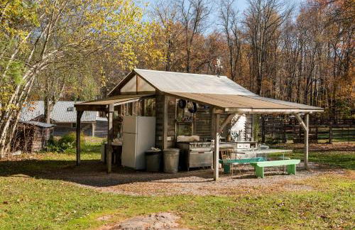 Gorgeous Fully Restored Caravan Nestled in the Trees Along Silver Lake for a Unique Vacation in Woodridge, New York - Foto 1