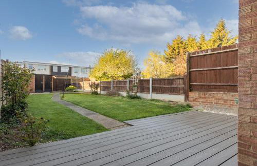 Clicketts - 3-Bedroom, Full Entire House, Sleeps 6 guests, Free wifi, Street Parking, Smart TV, Basildon, Essex London - Foto 16