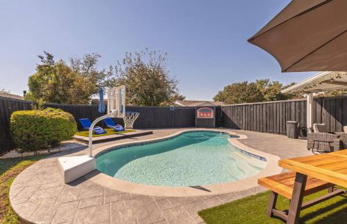 Private Pool - Game Room - Backyard TV - Fenced Yard - Photo 7