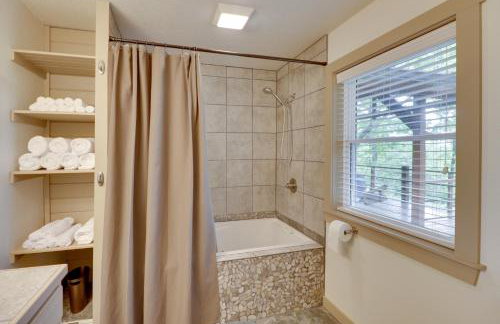 Bullfrog Bluff Mountain View Cabin with Deck! - Foto 14