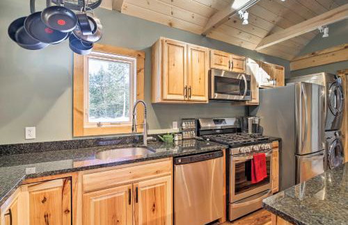 Newly Built Cabin w/ Hot Tub - 16 Mi to Stowe Mtn! - Foto 9