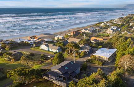 Half Block to Beach w/ Oceanview, Patio + Balcony The Shore Pine by Avantstay - Foto 4