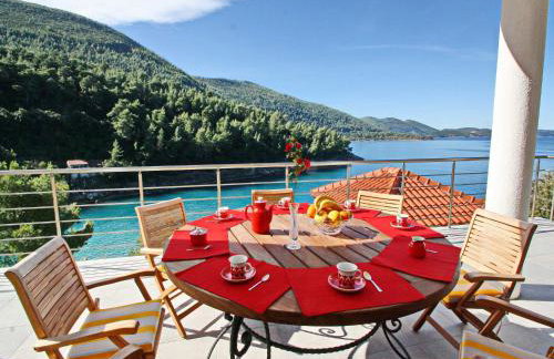 Beachfront Luxury Villa with Private Pool and Stunning Sea Views - Photo 27