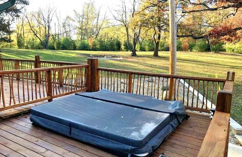 Charming Log Cabin Getaway with Private Hot Tub near Decatur, Illinois - Foto 11