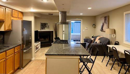 Designer Themed 4 Bedroom in Best Location with Patio and Fireplace - Foto 2