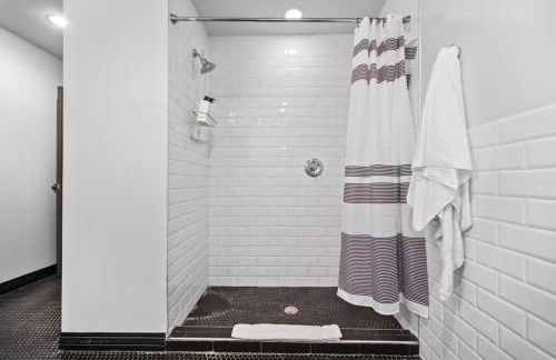 Stunning Downtown Apartment with Pool, Laundry, Parking - Foto 19