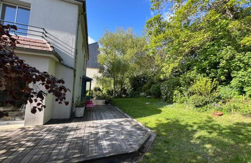 Maison de centre-ville au calme avec jardin et parkings - Photo 2