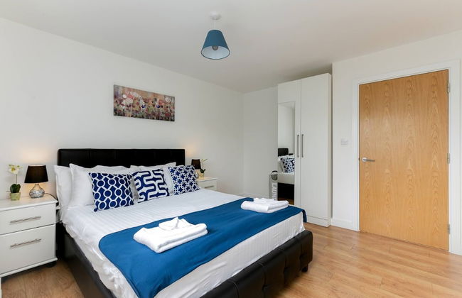 Skyvillion 1bed Enfield Flat W Balcony & Parking - Photo 2