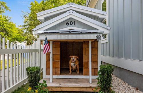 Downtown | Gorgeous | Pet Friendly! - Photo 9